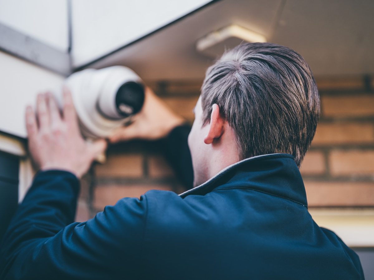 Close-up installatie Hikvision dome-camera door Beveiligingstechniek Eefting