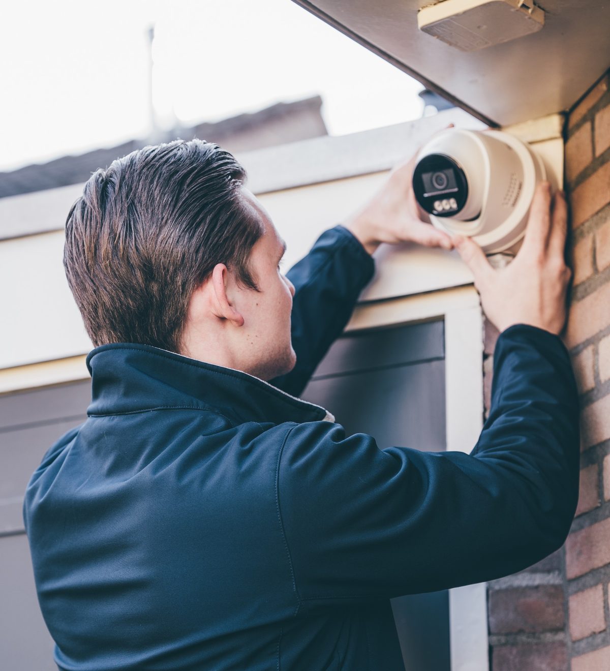 Jacco Jan Eefting installeert een Hikvision beveiligingscamera bij voordeur